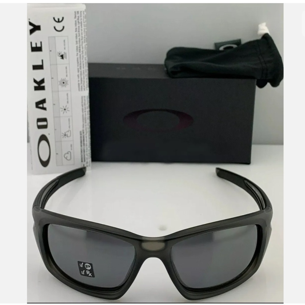 Oakley Valve Sunglasses OO9236-06 Matte Gray Smoke Iridium Polarized 60mm